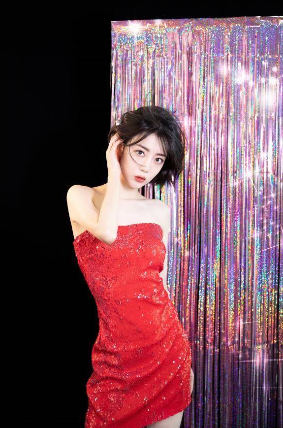 ��Ϫ�Ǵ���ɫ��ƬĨ�س�ȹ�����ߣ���·���³ſ�